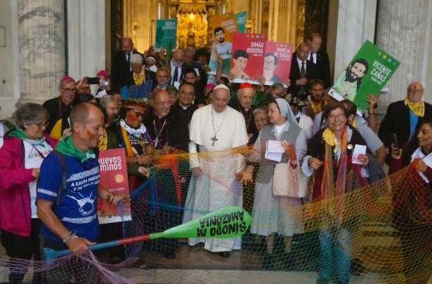 Francisco camina con su pueblo - Foto Guilherme Cavali