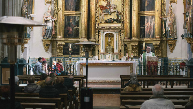 El sacerdote Nacho Hernández en el altar