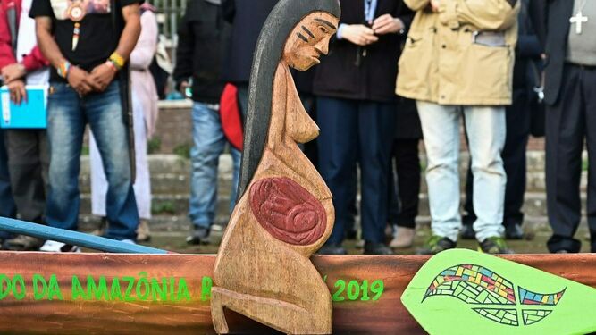 Una de las estatuillas arrojadas al río