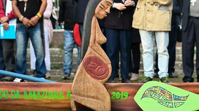 Una de las estatuillas arrojadas al río