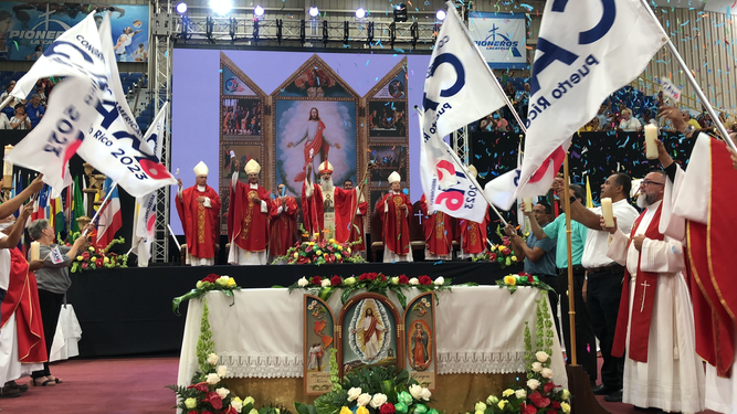 Celebrando con banderas el lanzamiento del CAM6 Puerto Rico