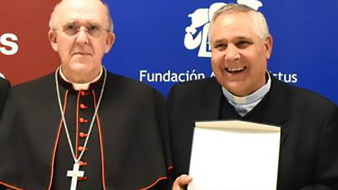 El sacerdote José Aumente con el cardenal Osoro