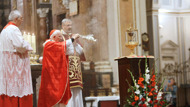 Cardenal Cañizares ayer, en la celebración de la misa organizada por la Cofradía del Santo Cáliz