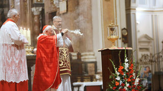 Cardenal Cañizares ayer, en la celebración de la misa organizada por la Cofradía del Santo Cáliz