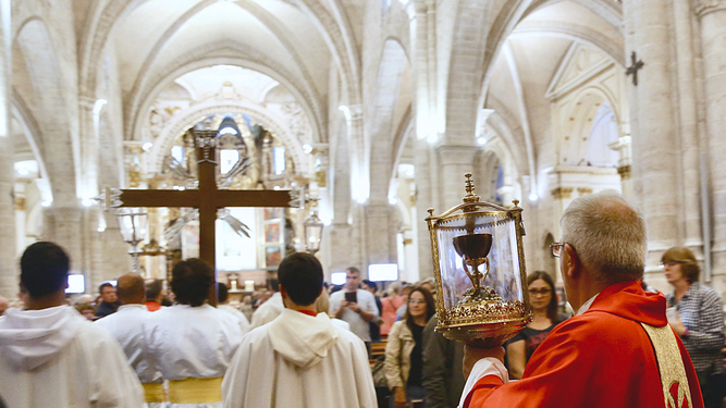 Traslado del Santo Cáliz de su capilla al altar