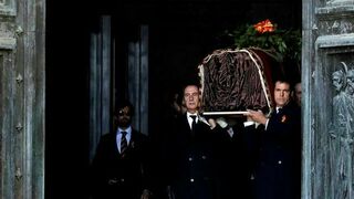 Los nietos de Franco sacan el féretro con los restos del dictador del Valle