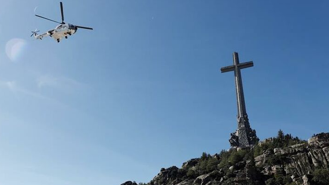 Un helicóptero transporta los restos de Franco fuera del Valle de los Caídos