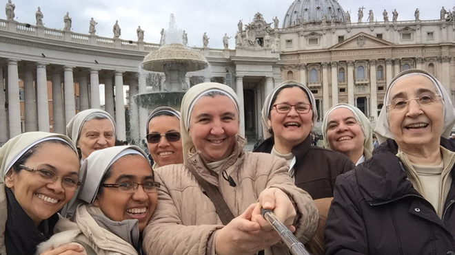 MOnjas con selfie