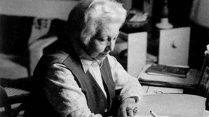 María T. León, escribiendo en la vejez