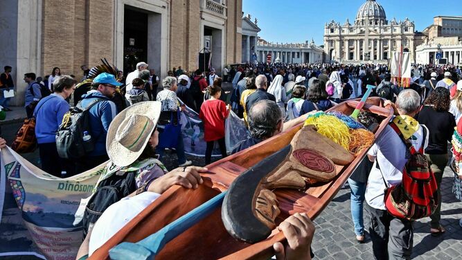 Caminata realizada el pasado 19 de octubre, en la que se llevaron las esculturas indígenas