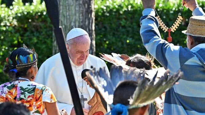 Francisco con una de las estatuillas indígenas en el ritual del pasado 4 de octubre
