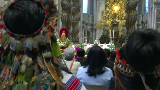 Los indígenas escuchan al Papa en el cierre del Sínodo de la Amazonía