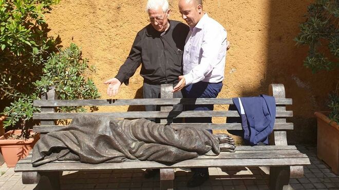 El padre Ángel, junto a la estatua del Cristo sin techo de Roma