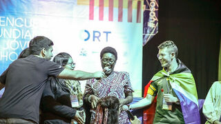 Participantes durante el "Re-Creo", un espacio de encuentro y creación donde los jóvenes tienen la oportunidad de “ser” libremente a través del baile, la música, el juego, la poesía, o cualquier otra expresión de sí mismos.