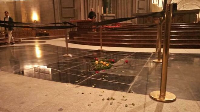 Flores en el lugar donde estuvo la tumba de Franco