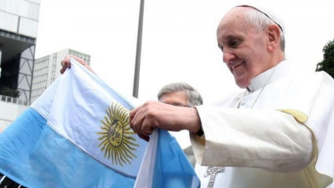 Francisco mira con añoranza la bandera de su país