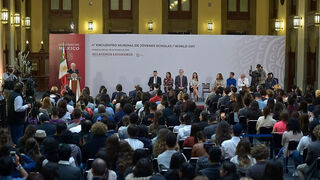 Los jóvenes participantes del IV Encuentro Mundial de Scholas junto a AMLO en el Palacio Nacional