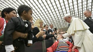 Francisco saluda a los empleados de la Fundación Don Carlo Gnocchi