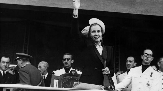 Evita Perón saludando al pueblo