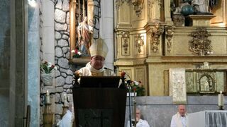 El obispo Miguel Olaortúa celebrando en el templo de las dominicas de Lekeitio