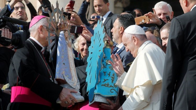 Francisco bendice las imágenes de la Virgen de Luján