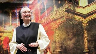 Conocida como "la monja pintora", Isabel Guerra ensalza el trabajo de muchas "grandes heroínas" y "empresarias de hacer el bien" que tiene la Iglesia católica