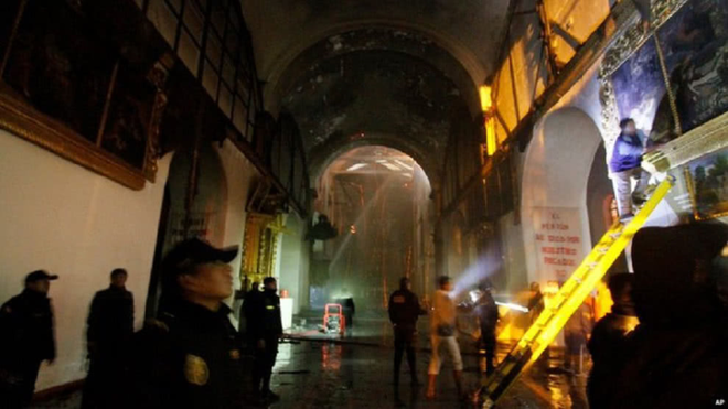 Los bomberos intentan controlar el fuego