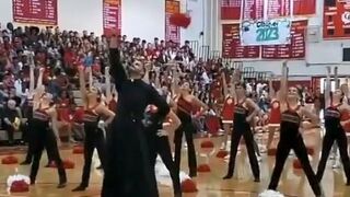 La sorpresa coreográfica de un cura de Florida