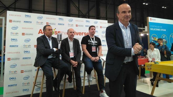 Javier Cendoya, director general de Edelvives, con los responsables de Dell, Lego y Google For Education