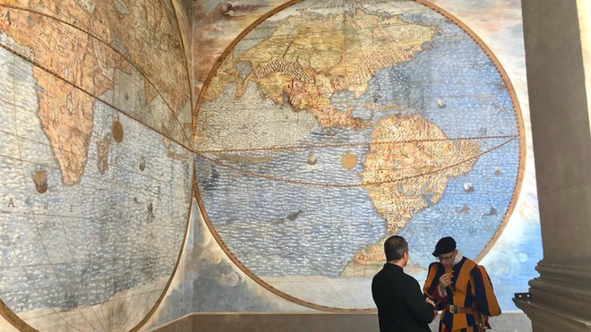 El Padre Ruiz y un guardia suizo en la logia de los mapas