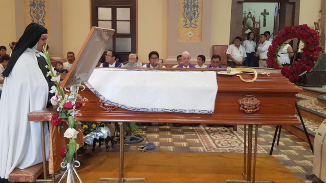 Ante el féretro de monseñor Olaortúa