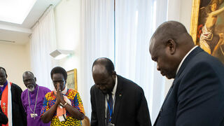 El Papa Francisco, arrodillado ante los líderes de Sudán del Sur