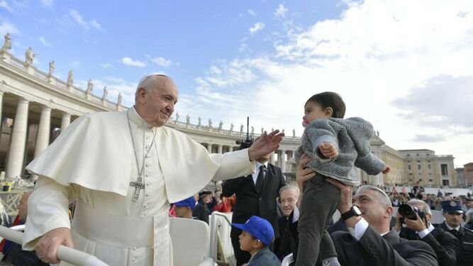 Francisco acaricia a un niño durante una Audiencia