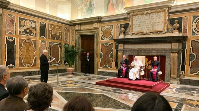 Sosa saluda al Papa durante el encuentro de Francisco con el SJSE