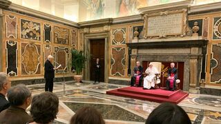 Sosa saluda al Papa durante el encuentro de Francisco con el SJSE