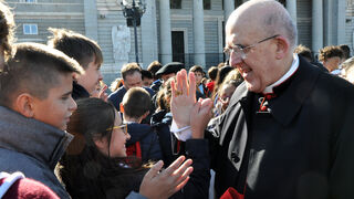 Osoro, con los niños en la ofrenda floral