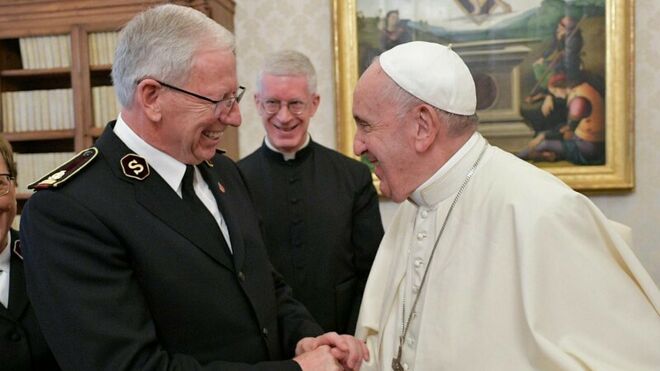 El Papa saluda a Brian Peddle