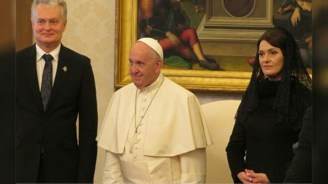 Francisco junto al presidente de Lituania, Gitanas Nausèda y Diana Nausėdienė