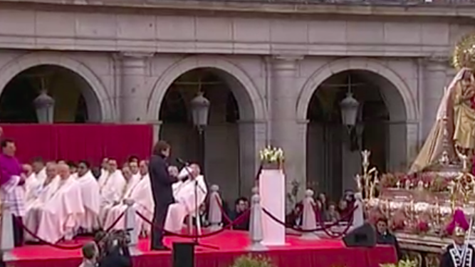 Osoro escucha a Almeida renovar el Voto de la Villa a la Virgen de La Almudena