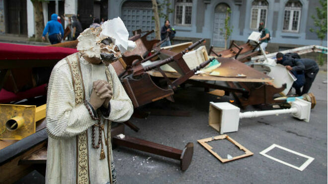 Barricada con los bancos e imágenes de la iglesia
