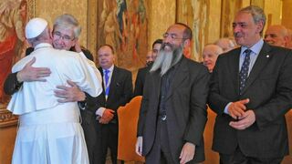 Francisco saluda a los miembros del Instituto de Diálogo Interreligioso