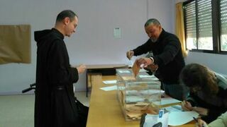 Santiago Cantera vota en San Lorenzo de El Escorial