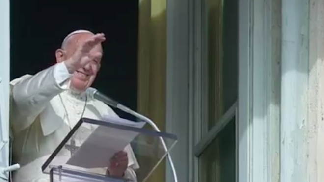 Francisco saluda a los fieles en el Angelus