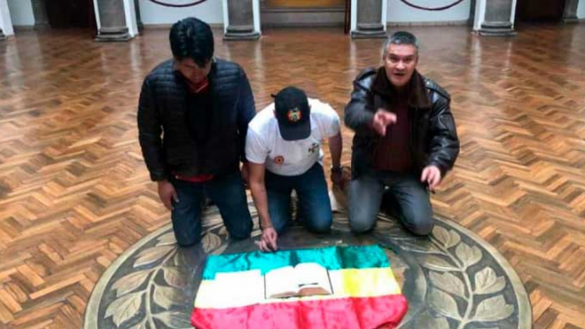 Camacho y Pumari: Una Biblia sobre la bandera. En la casa de de gobierno, 'decoran la imagen tres hombres, hombres, de rodillas'