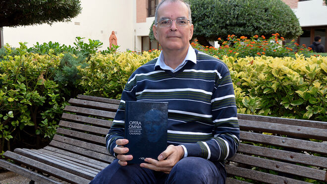 El profesor investigador de la UCV, Ricardo Cerverón, con un volumen de Opera Omnia de san José de Calazsanz