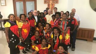 Francisco, con un grupo de peregrinos de Papúa Nueva Guinea