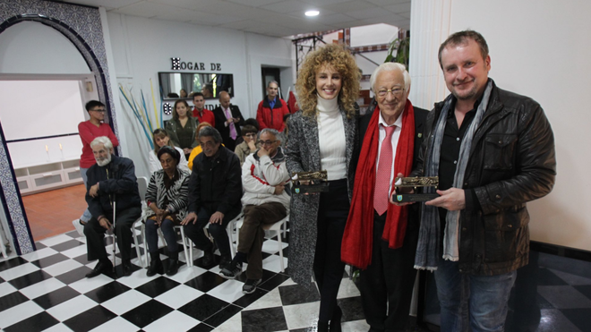 El padre Ángel, presidente de Mensajeros de la Paz, junto a los actores que han apadrinado el nuevo 'Hogar de Oportunidades'