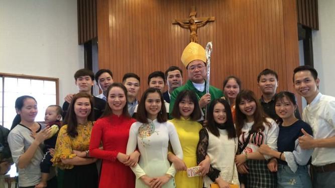 Monseñor Mario Y. en una parroquia de su diócesis