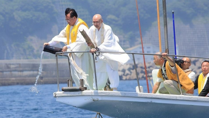 Yamanouchi conmemorando a los muertos del tsunami