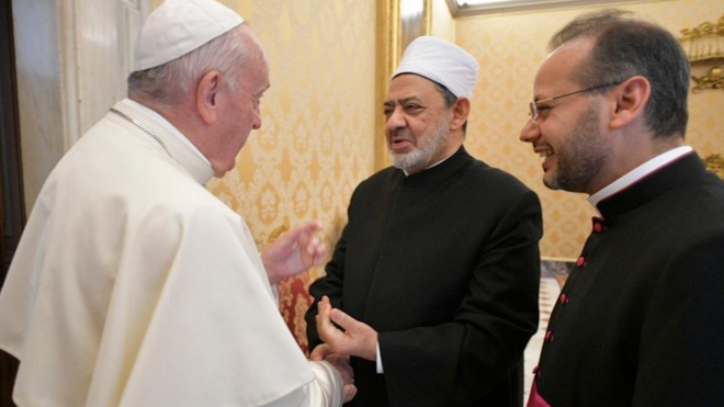 El Papa saluda al Gran Iman Al-Tayeb